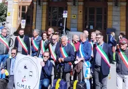 E’ accorso anche il sindaco, Marco Gallo, con la fascia tricolore a nome dei cittadini buschesi, insieme a diversi suoi colleghi, al flash mob organizzato sabato  scorso, 1° aprile, nel piazzale della stazione ferroviaria di Saluzzo, a sostegno della riapertura della linea Cuneo-Saluzzo-Savigliano e per ribadire la richiesta di tutto un  territorio di riavere il servizio ferroviario, sospeso da marzo 2020